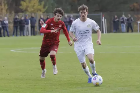 Albin Kurpejovic (links) von der U17 des FCK versucht, Noel Pafla vom FSV Mainz zu attackieren. 