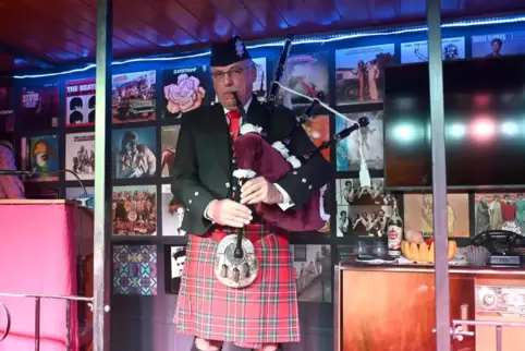 Jörg Schmitt begeisterte das Publikum mit Songs wie „Scotland The Brave“ und „Auld Lang Syne“. 