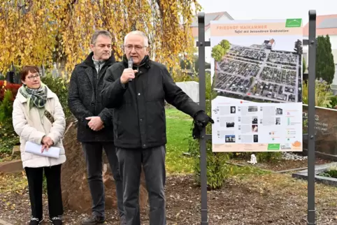  Rosina Schwaab, Markus Sell und Matthias Dreyer bei der Vorstellung der neuen Infotafel auf dem Friedhof von Maikammer. 