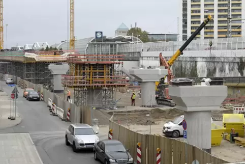 Die neue Hochstraße Süd wächst: Die Arbeiten laufen seit Ende Januar. Kosten für den 530-Meter-Lückenschluss: rund 120 Millionen