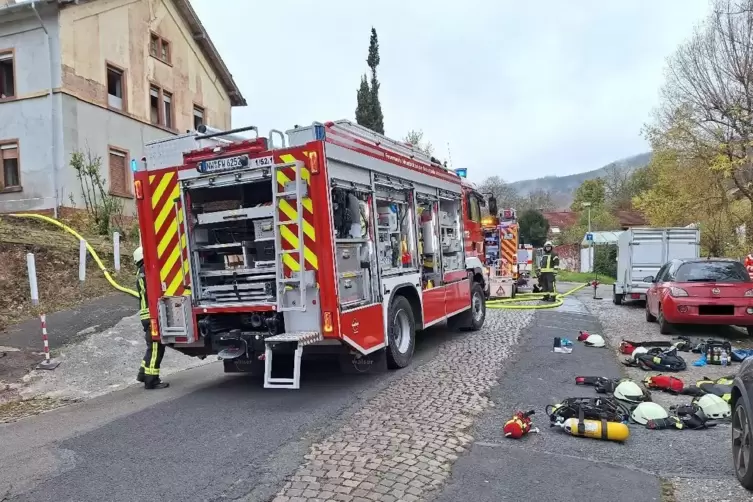 Die Feuerwehr ging unter Atemschutz in das Gebäude.