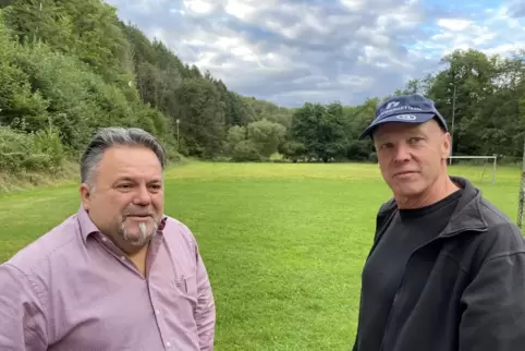 Freuen sich mit ihren Ratskollegen über das letzte „Geschenk“ des FC Niederalben/Erzweiler: Ortsbürgermeister Michael Rihlmann (