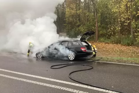  Die Feuerwehr wurde wegen eines brennenden Fahrzeuges alarmiert. 