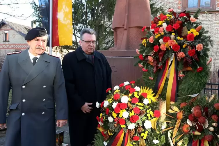 Am Volkstrauertag werden an den Ehrenm&auml;lern traditionell Kr&auml;nze niedergelegt. Hier ist ein Foto aus dem Jahr 2018 zu sehen, als 
