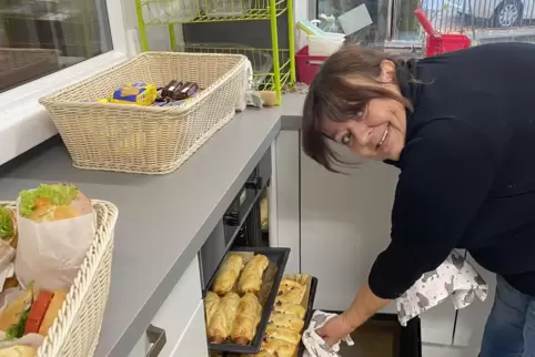 Susanne Kern betreibt das Kiosk des Max-Slevogt-Gymnasiums. 