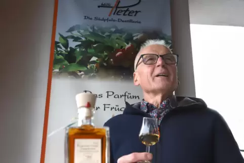Willi Peter kredenzt seinen Kunden 50 Brände und Geiste. 