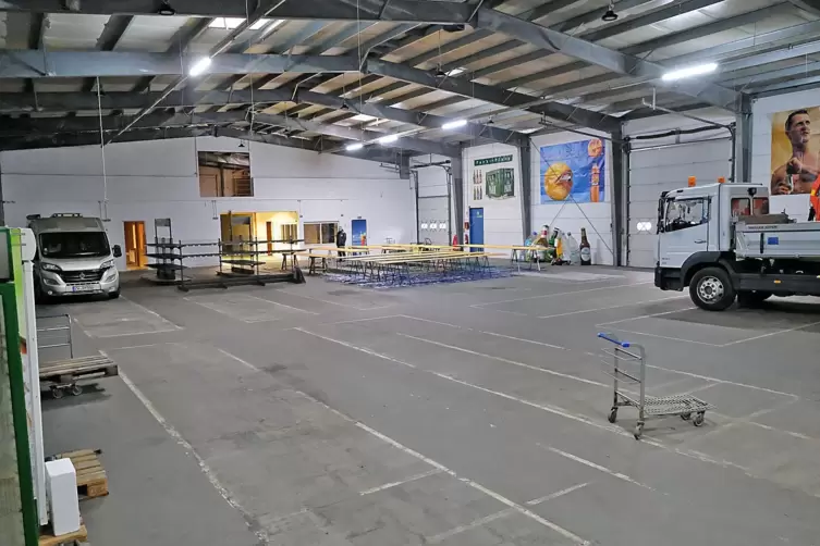 Derzeit wird in der Getr&auml;nkehalle umgebaut und der Boden f&uuml;r den Kunstrasen vorbereitet.