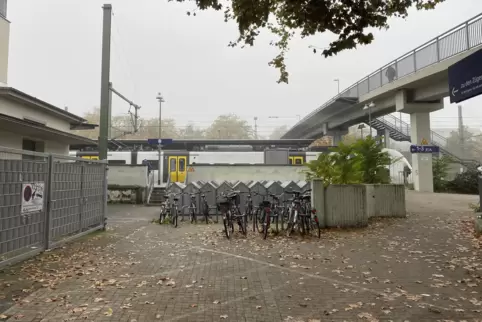 Bahnhof: Hier könnten Taxis ein- und unter der Schneckennudel-Brücke am rechten Bildrand hindurch ausfahren. Bahnhof: Hier könnten Taxis ein- und unter der Schneckennudel-Brücke am rechten Bildrand hindurch ausfahren.