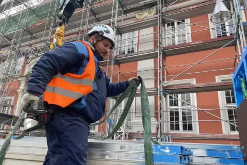 Bereitet Gerüstteile für das Rathaus vor: Markus Weiser. Bereitet Gerüstteile für das Rathaus vor: Markus Weiser.