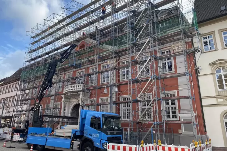 Hohes Ger&uuml;st: Es &uuml;berragt den rund 19 Meter hohen Dachfirst.