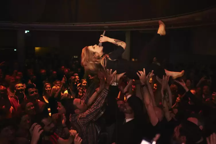 &bdquo;Es ist m&ouml;glich, Musikerin und Mutter zu sein&ldquo;: Milo Milone nach einem Stagedive im Mojo-Club auf der Reeperbahn.