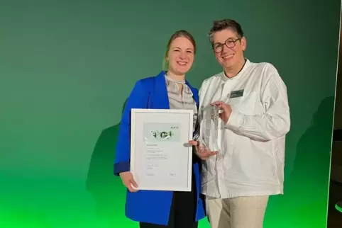 Anne-Marie Engler (Teamleitung Personalentwicklung, links) und Marion Dietrich (stellvertretende Pflegedirektorin) bei der Preis