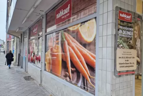Nahkauf-Markt in der Valentin-Bauer-Straße: Die Fenster sind schon mal mit dem Logo beklebt. 