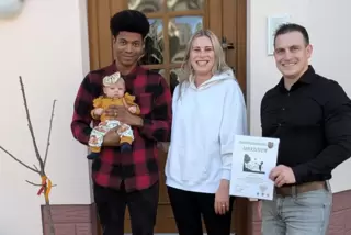 Als Willkommensgeschenk gibt’s einen Obstbaum von Ortsbürgermeister Achim Wätzold (rechts) – hier für Cecilia, die Tochter der H