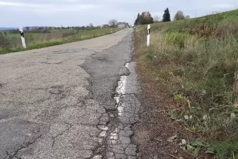 Die desolate Kreisstraße 4 zwischen Trulben und Kröppen 