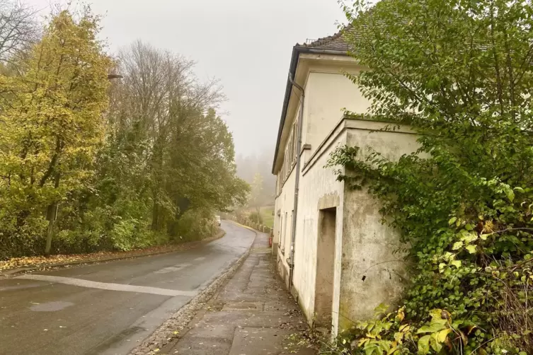 Das ehemalige Schwesternwohnheim zieht sich ein gutes St&uuml;ck entlang der Bastenhauser Stra&szlig;e. 
