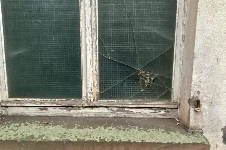 Wie vernachl&auml;ssigt das Geb&auml;ude ist, zeigt sich beim n&auml;heren Hinsehen. 