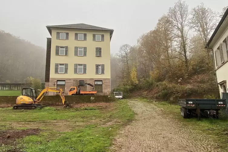 Die Maschinen stehen auf dem Gel&auml;nde.