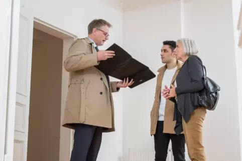 Termin mit dem Makler: Kosten für den Kauf haben sich verringert, für die Miete erhöht.