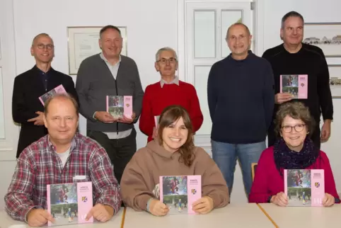 Einige der Autorinnen und Autoren: (hinten von links) Bernd Baginski, Walter Schmitt, Berthold Schnabel, Paul Platz, Harald Schn