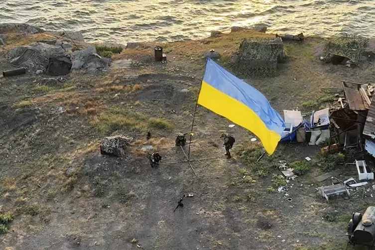 Auf diesem vom ukrainischen Verteidigungsministerium zur Verf&uuml;gung gestellten Foto bringen ukrainische Soldaten die Staatsflagge