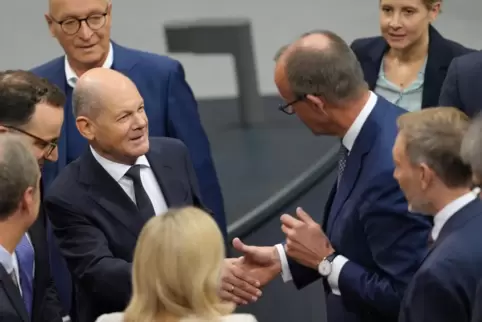 Da lächeln sie noch freundlich miteinander: Olaf Scholz, Friedrich Merz und Christian Lindner vor der Sitzung.