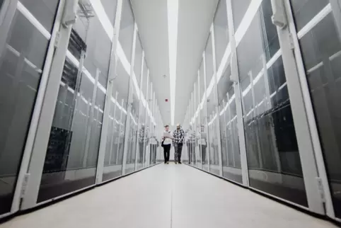 Im Inneren der Industriehalle reiht sich Datenschrank an Datenschrank.