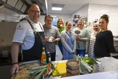 Profikoch Jürgen Hühner (links) gibt in der Profiküche der Kita Löwenzahn Tipps fürs Kochen.