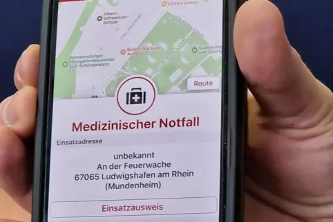 Die Alarmierung erfolgt über die App. Dann muss der Ersthelfer per Klick mitteilen, ob er zum dem Notfall geht.