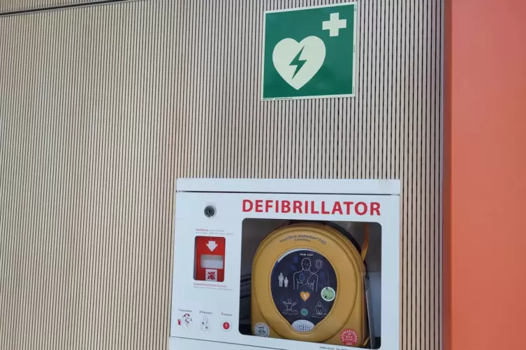 Ein Verzeichnis der Defibrillatoren w&uuml;rde den Ersthelfern zugute kommen. Im Bild ist ein Ger&auml;t, das in der Kreisverwaltung in Ba