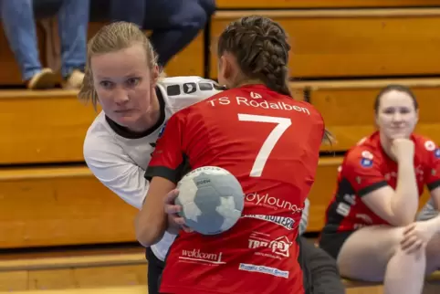 Carina Setzer (links) will mit den HR-Damen den zweiten Saisonsieg einfahren. 