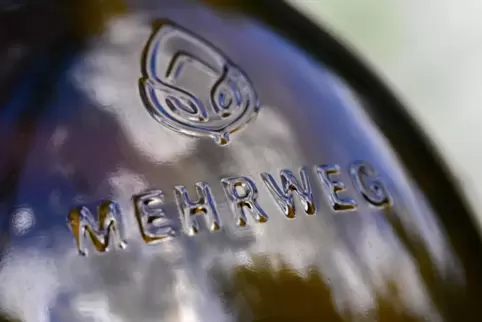 Auf einer 0,75 Liter Mehrweg Weinflasche ist das Logo „Mehrweg“ angebracht.