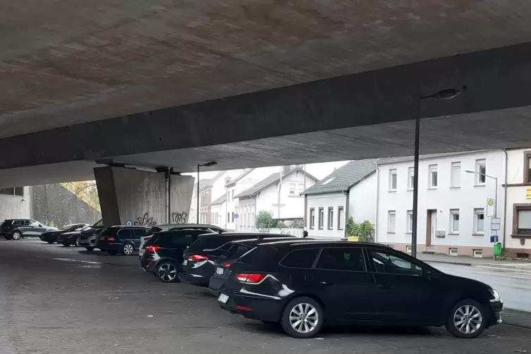 Der Mitfahrerparkplatz auf der gegen&uuml;berliegenden Seite geh&ouml;rt der Autobahn GmbH. Was mit ihm passiert, ist unklar. 