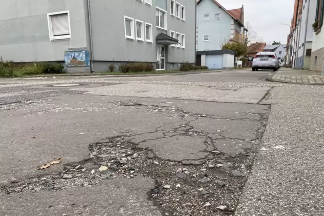 Soll demnächst saniert werden: die Schulstraße in Berghausen.