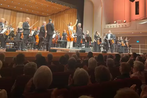 Viel Beifall für Raphaela Gromes, Wolodymyr Sirenko und das Orchester aus der Ukraine. 