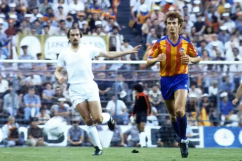Schnappschuss aus dem Jahr 1979: Uli Stielike von Real Madrid (links) im Duell mit Rainer Bonhof, damals beim FC Valencia.