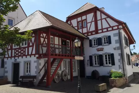 Sehenswürdigkeit: die alte Dorfmühle in Großkarlbach.