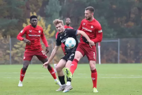 Boris Tomiak (rechts) spielte 90 Minuten, weil er am 24. November gegen Eintracht Braunschweig wegen seiner fünften Gelben Karte