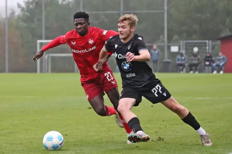 FCK-Mittelfeldspieler Afeez Aremu (links) spielte im Test gegen Union Luxemburg bis zur 67. Minute. Dann wurde er ausgewechselt.