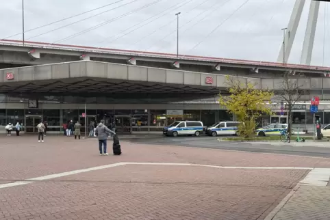 Die Polizei hatte die Eingangshalle am Hauptbahnhof gesperrt.