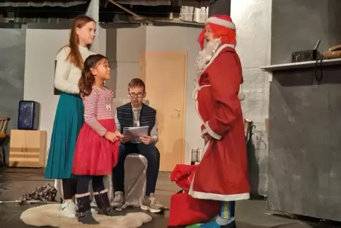 Weil das Sams (Lara Merten, rechts) keine Ahnung hat, was Weihnachten bedeutet, absolviert es in „Das Sams feiert Weihnachten“ e