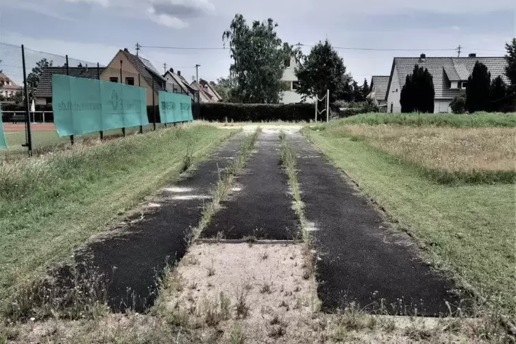 So hat die in die Jahre gekommene Weitsprunganlage vor der Sanierung ausgesehen.