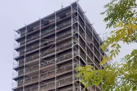 Für die Sanierung gerüstet: der 40 Meter hohe Bergfried auf Burg Lichtenberg.