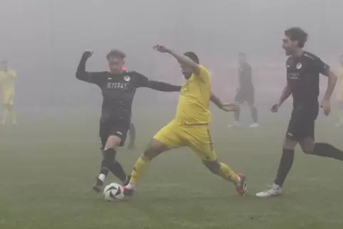 Steinbachs Spielertrainer Daniel Ghoul (rechts) hat viele Baustellen, die er lösen will und muss. Links: Felix Metzinger gegen S