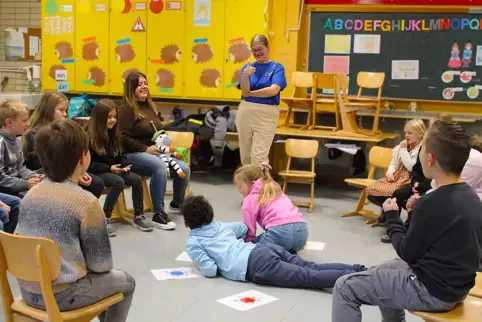 France-Mobil-Lektorin Tessa Doron (Mitte) ist mitunter beeindruckt davon, wie gut die Kinder Französisch sprechen.