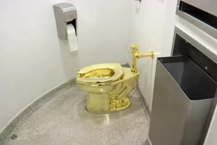 Cattelans 18-kar&auml;tige goldene Toilette &bdquo;America&ldquo; wurde 2016/2017 im Solomon R. Guggenheim Museum ausgestellt .
