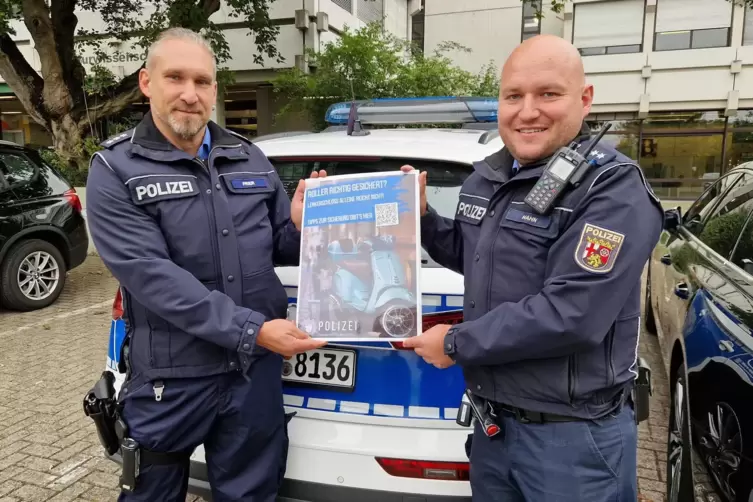 Roller richtig gesichert? Die Kommissare Martin Frier (links) und Maximilian Hahn zeigen eines der Plakate.