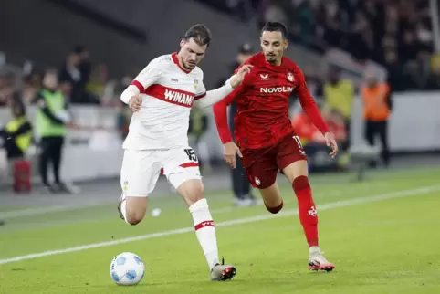 FCK-Offensivmann Kenny Prince Redonode (rechts), hier gegen Stuttgarts Pascal Stenzel im DFB-Pokal, spielt mit Schmerzen.