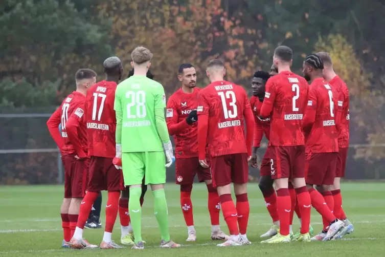 Im Testspiel am Donnerstag gegen Racing Union Luxemburg, hier im Bild, erzielte Kenny Prince Redondo (Mitte) das 1:0. 