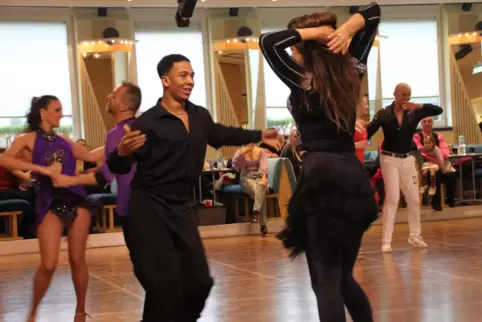 Ohne Musik undenkbar: Getanzte Salsa-Leidenschaft im Movement. 